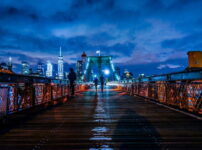夜のブルックリン橋に静かな灯りがともる情景｜懐かしい情景が静かによみがえる、やさしい記憶のイメージ写真