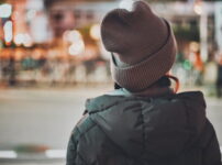 夜の街を静かに歩く女性の後ろ姿が映る情景｜懐かしい情景が静かによみがえる、やさしい記憶のイメージ写真